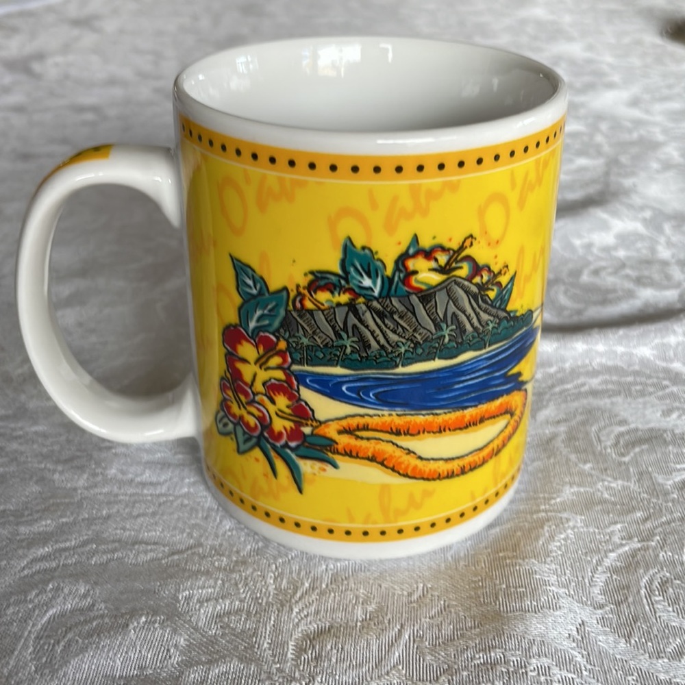 Hattie O’ahu collector cup from 2022 - Picture 3 of 5